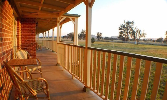 Kingswood Hotel | Cozy Stockmans Motel: 4-Star Stay with Pool & Dining