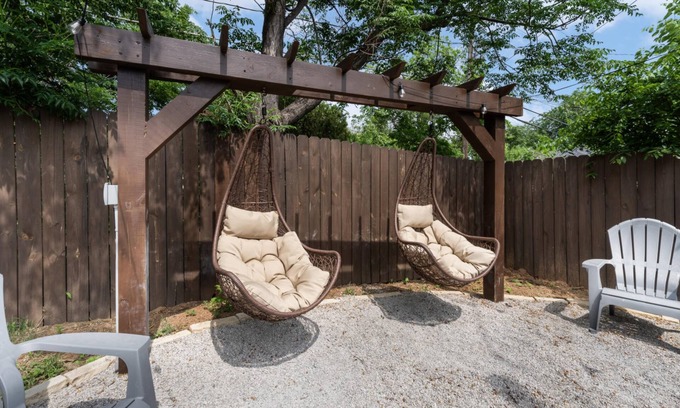 Fort Worth House | Pet-Friendly 3BR Gem Near Stockyards - Perfect for Families