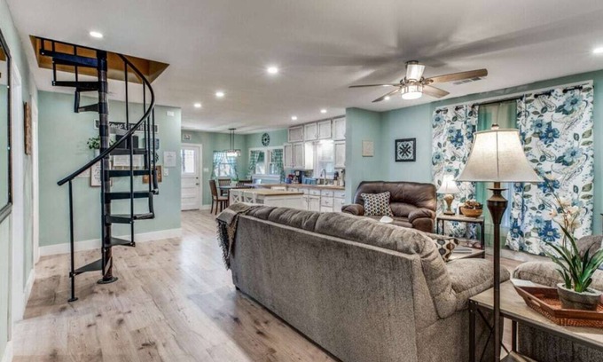 Fort Worth House | Family-Friendly Gable House Near Stockyards - Sleeps 8