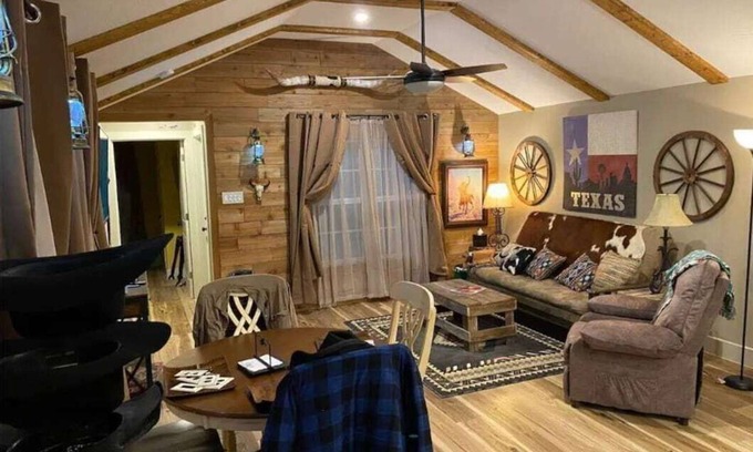 Fort Worth Cabin | Charming Cowboy Cabin Steps from Stockyards - 10/10 Rated