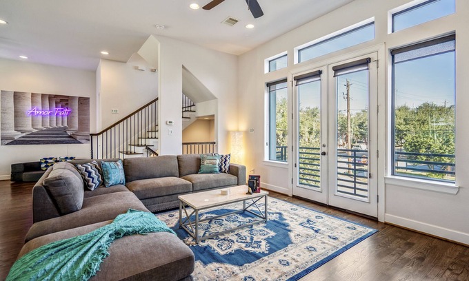 East Downtown Houston Apartment | Premier Retreat @ East Downtown: Spa & Family-Friendly Stay