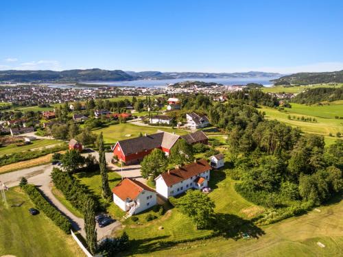 Stjordal Bed & Breakfast | Discover Stokke Gård Adventure Bed & Breakfast Experience