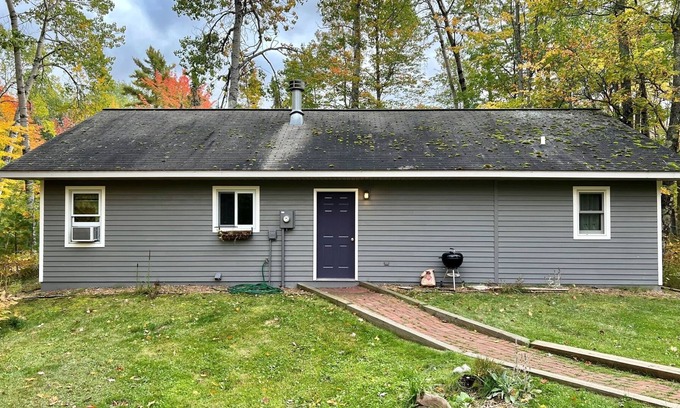 La Pointe House | Discover Stolen Oaks - Cozy Cottage with All-Seasons Porch