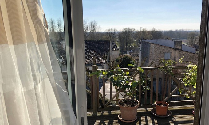 Dompierre-sur-Charente Apartment | Tranquil Retreat in a Serene Village with Family-Friendly Amenities