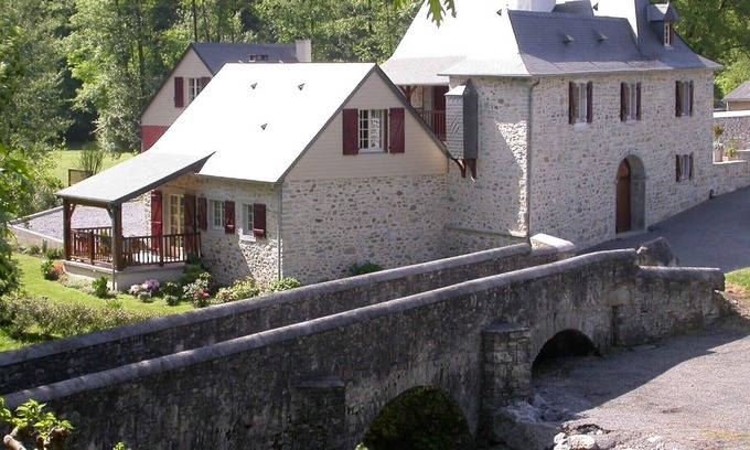 Eysus House | Inviting Stone Bridge Gite - Ideal for Families & Pets
