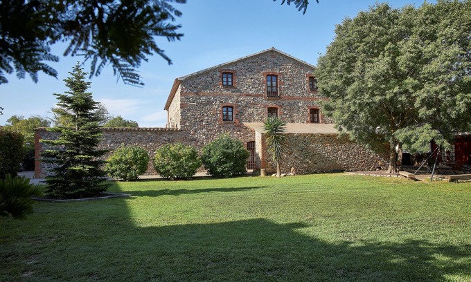 Corro de Vall Apartment | Unforgettable Stay at Stone Corner Near Barcelona