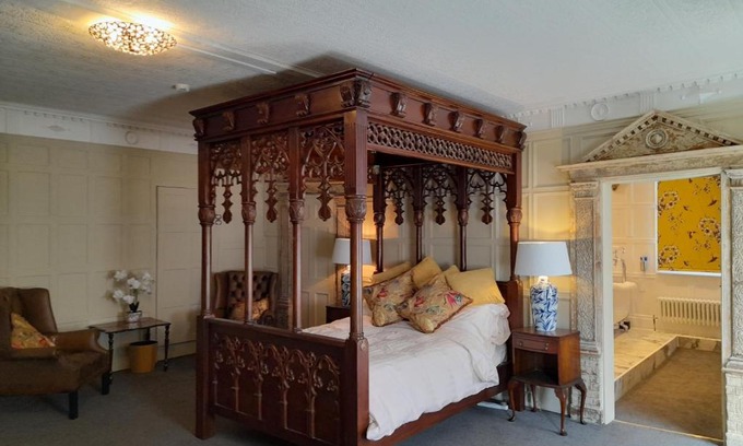 Maidstone House | Family-Friendly Stone Court House: 4-Star Guest Favorite