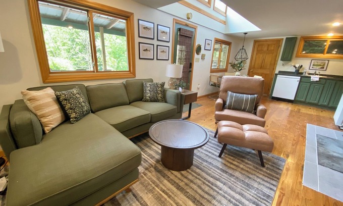 Bellefonte Cottage | Cozy Stone Creek Cottage: Family-Friendly Retreat by Spring Creek