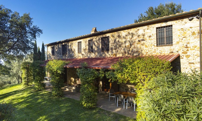 Gavorrano House | Inviting Stone Farmhouse with Pool Near the Beach