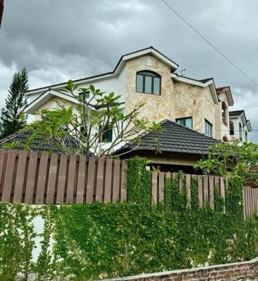 Ipoh Villa | Discover Stone Haven Retreat: 4-Star Family-Friendly Getaway