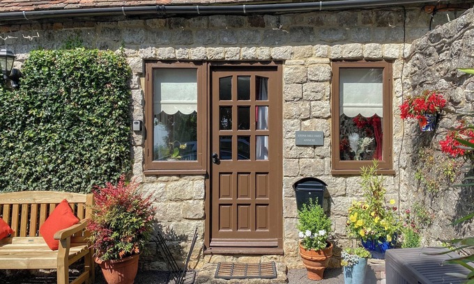 Egerton Cottage | Cozy 1-Bedroom Retreat in Egerton with Ocean Views