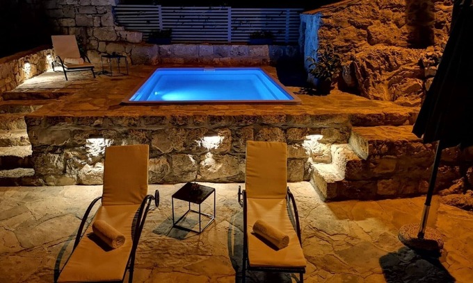 Stravca House | Stone Holiday Home in Brotnice Dalmatia with Bubble Bath