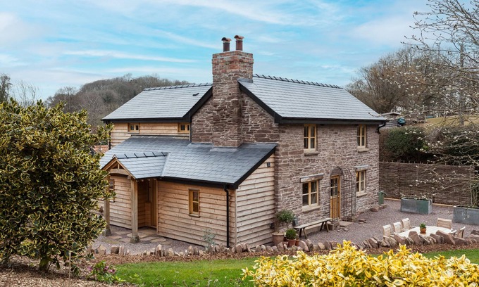 Leominster Cottage | Stone House: Cozy Cottage with Kitchen and Pet-Friendly Perks