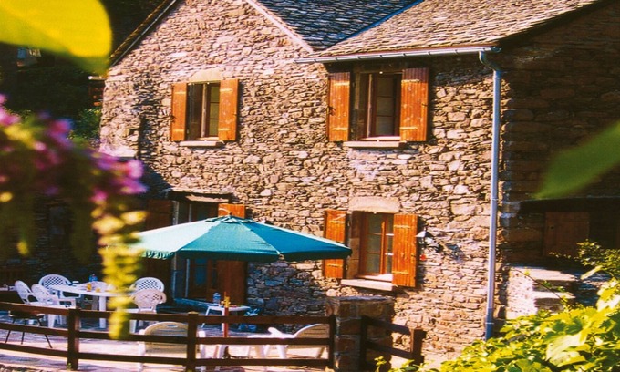 Brousse-le-Chateau House | Stone house in Aveyron, at the water's edge, in a listed medieval village