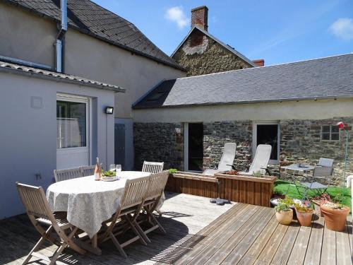 Bricqueville-sur-Mer House | Renovated Stone House: Pet-Friendly Retreat with Great Ratings