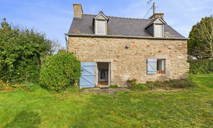 Plouguerneau Ski Chalet | Stone house with large garden for 4