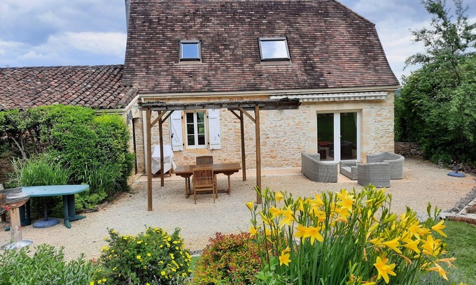 Leobard House | Idyllic Stone House with Pool Near Quaint Village