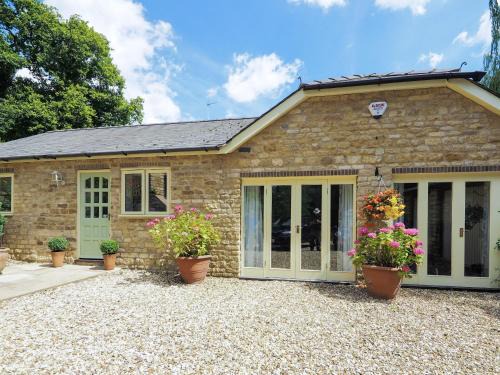 Fulbeck House | Stone Lodge: 4-Star Retreat with Pet & Child-Friendly Amenities