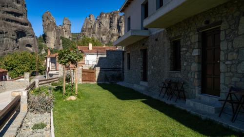 Kastraki Apartment | Explore Πέτρινη Αγροικία: Top-Rated with Hot Tub Access