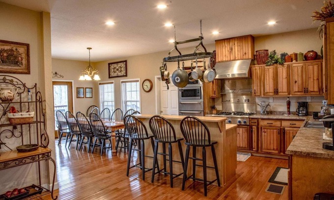Altamont Cabin | Scenic Stone's Mountain View: Family-Friendly Amenities Await