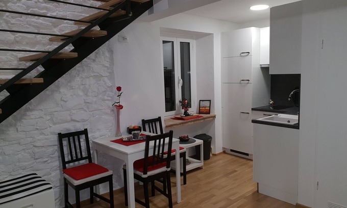 Izola Apartment | Cozy Stone Wall Apartment in Izola with Spa & Breakfast