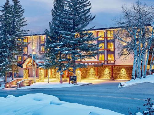 Snowmass Village Hotel | Relax at the Stonebridge Inn with Pool, Spa & Family Amenities