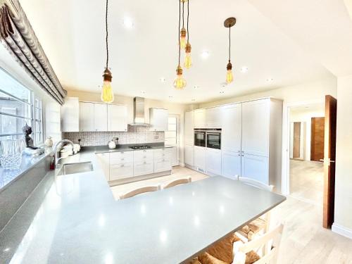 Edgware House | Elegant Stonegrove House London with EVC Port & Parking