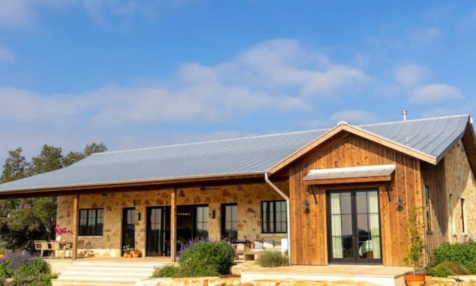 Dripping Springs House | Experience Stonehaus Lodge at Onion Creek: Pet-Friendly Retreat