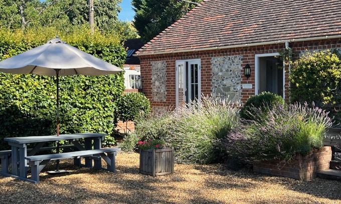 Winterbourne Earls House | Discover Stonehenge Cottages: 5-Star Pet-Friendly Retreat