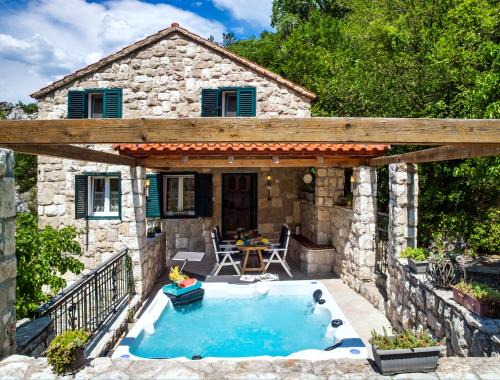 Omis Villa | Inviting Stonehouse Korlat with Open-Air Jacuzzi & Ocean Views