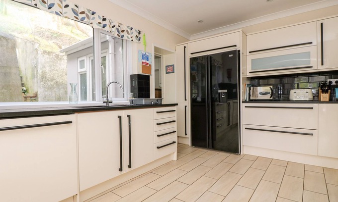 Porthtowan Cottage | Pet-Friendly STONES THROW with Garden in Porthtowan