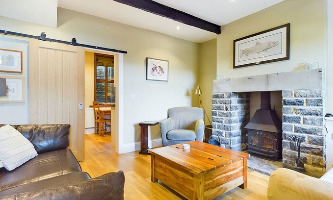 Delph Cottage | Delph's Stoneswood Cottage & Garden: Pet-Friendly Oasis