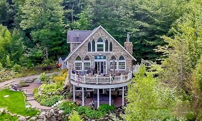 Conway Ski Chalet | Stonewood Chalet with Breathtaking Views, Victorian decor & Hot Tub.