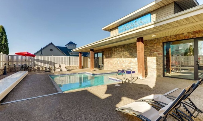 Moline Hotel | Stoney Creek: King Bunk Bed Retreat for the Whole Family!