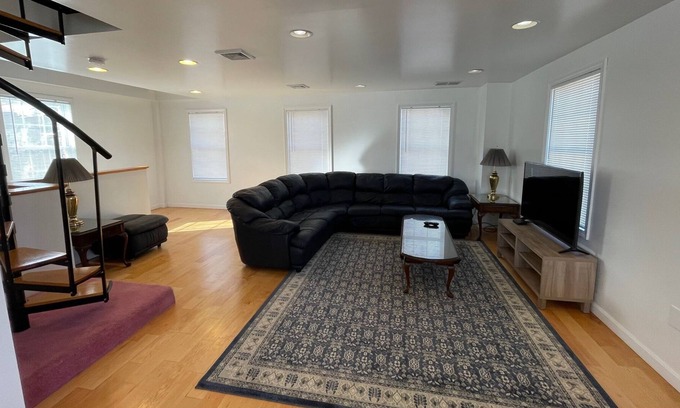 Westerly House | Stonington CT - 2 minute walk to Downtown Westerly