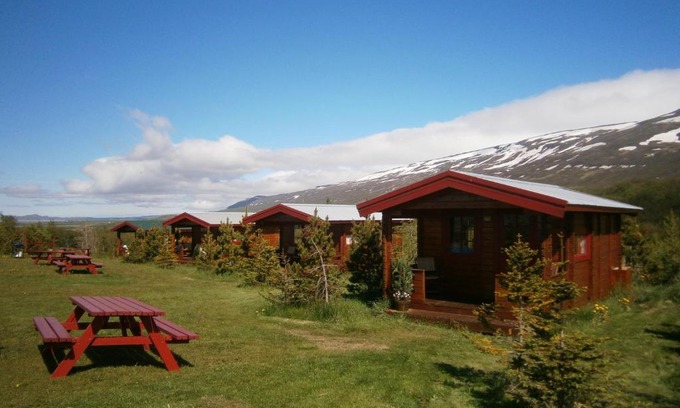 Vallanes Resort | Cozy Stora Sandfell Rooms & Cottages with Kitchen Access