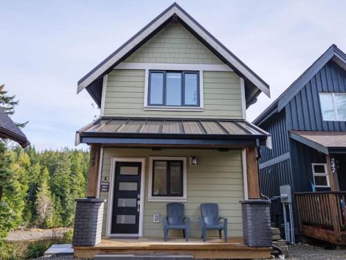 Ucluelet House | Relaxing Retreat at Storm Bay with Hot Tub & Inlet View