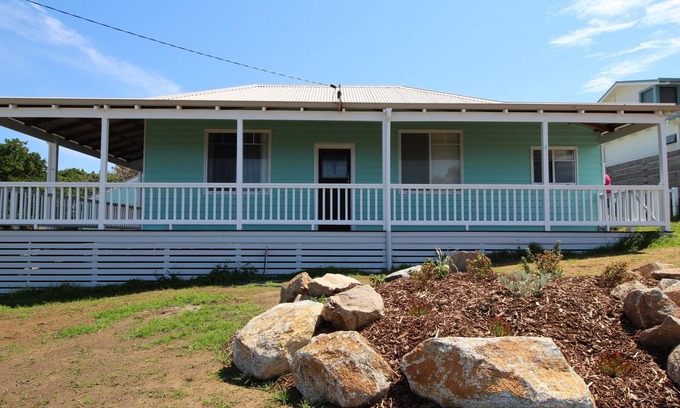 Augusta House | Dog-Friendly Storm Bay View with Ocean Lookout & Breakfast