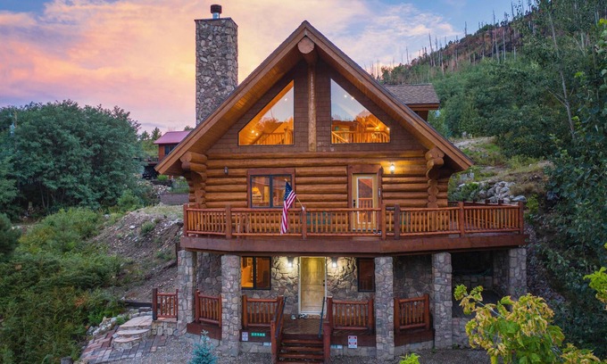 Summerhaven Cabin | Kid-Friendly Storybook Mt Lemmon Log Cabin with Kitchen
