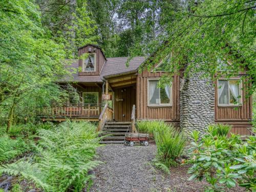 Mount Hood Village House | Cozy Storybrooks Cabin: Family-Friendly & Pet Welcoming