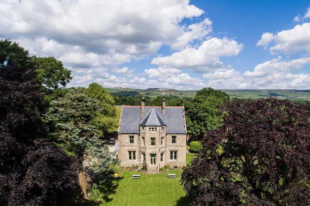 Aysgarth House | Discover Stow House: Pet-Friendly Retreat with Top Amenities