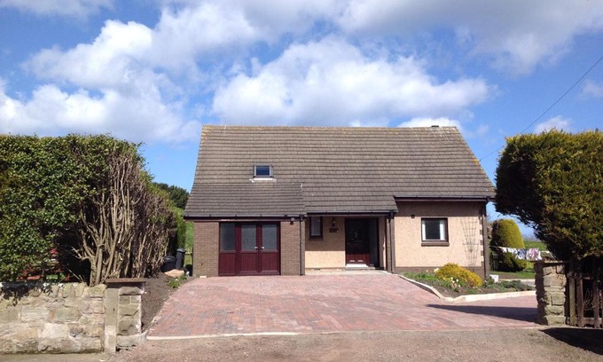 Berwick-upon-Tweed House | Oceanfront Stow House: 4-Star Stay with Pool & Views