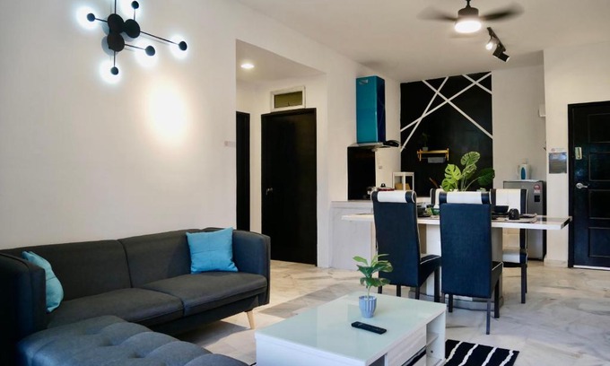 Baharu Apartment | Inviting Strait View Villas with Pool and Ocean Views