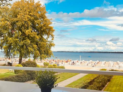 Alt-Travemunde/Ronnau Apartment | Stylish Strand Suite: Pet-Friendly & Family Approved