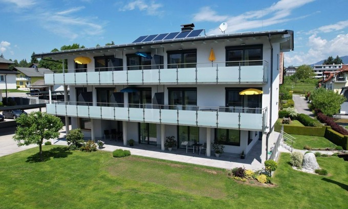 Drobollach am Faakersee Bed & Breakfast | Discover Strandbadstrasse Fewo 5: Family-Friendly Retreat