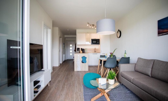 Wremen Apartment | Ocean View Retreat: Strandchalet Elmo I in Wremen