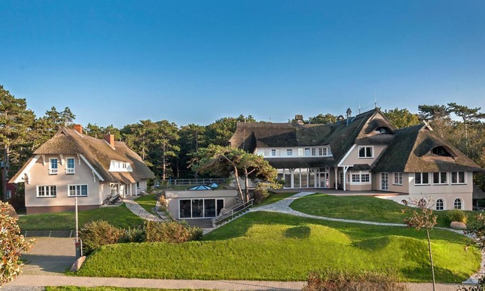 Ostseebad Ahrenshoop Hotel | Oceanfront Strandhaus Ahrenshoop: Pet-Friendly Retreat