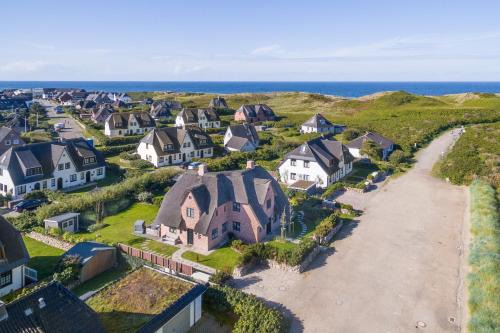 Wenningstedt-Braderup House | Strandhaus: Family-Friendly Retreat with Hot Tub Amenities