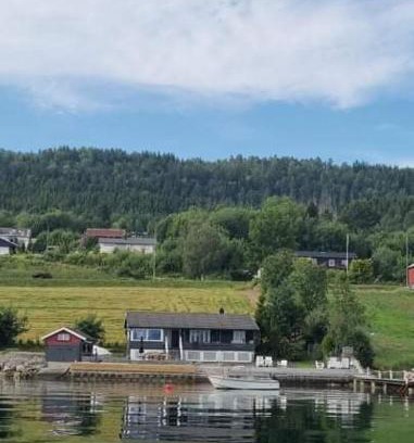 Molde House | Picturesque Strandhytte by the Fjord: A Unique Escape