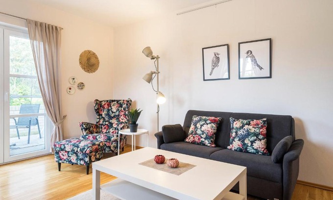 Ostseebad Ahrenshoop Apartment | Discover Erich Heckel: Pet-Friendly Retreat with Pool